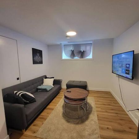 Pebbles' Cozy 2Bed Basement Suite - Near Downtown Эдмонтон Экстерьер фото