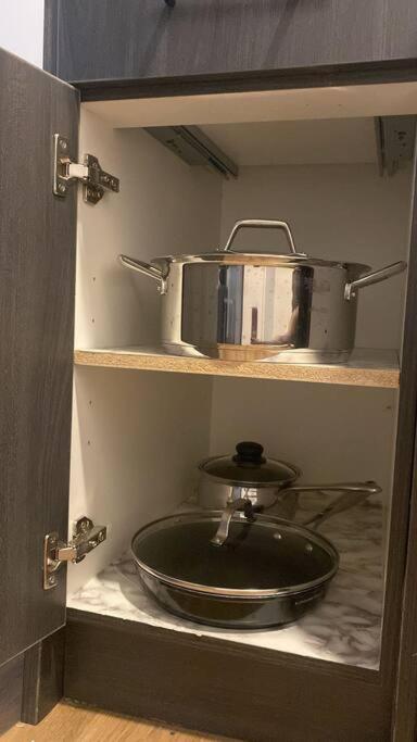 Pebbles' Cozy 2Bed Basement Suite - Near Downtown Эдмонтон Экстерьер фото
