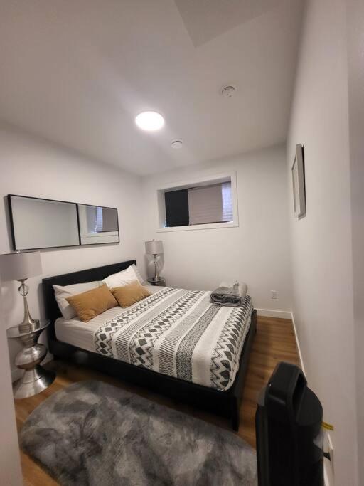 Pebbles' Cozy 2Bed Basement Suite - Near Downtown Эдмонтон Экстерьер фото