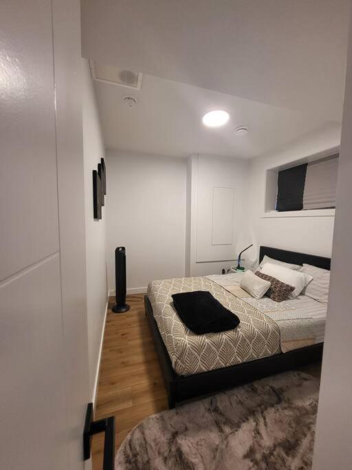 Pebbles' Cozy 2Bed Basement Suite - Near Downtown Эдмонтон Экстерьер фото