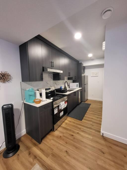 Pebbles' Cozy 2Bed Basement Suite - Near Downtown Эдмонтон Экстерьер фото