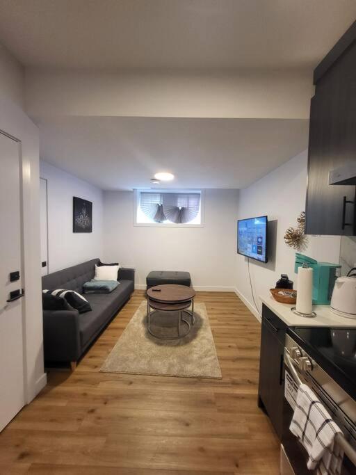 Pebbles' Cozy 2Bed Basement Suite - Near Downtown Эдмонтон Экстерьер фото