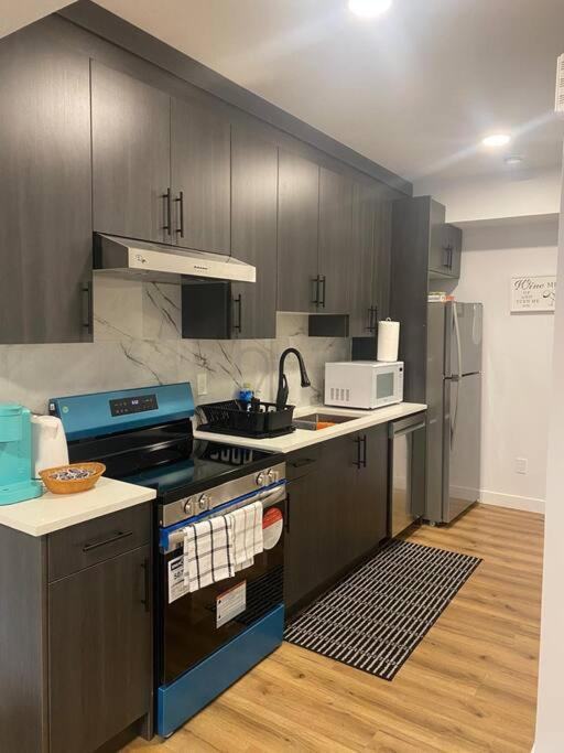 Pebbles' Cozy 2Bed Basement Suite - Near Downtown Эдмонтон Экстерьер фото